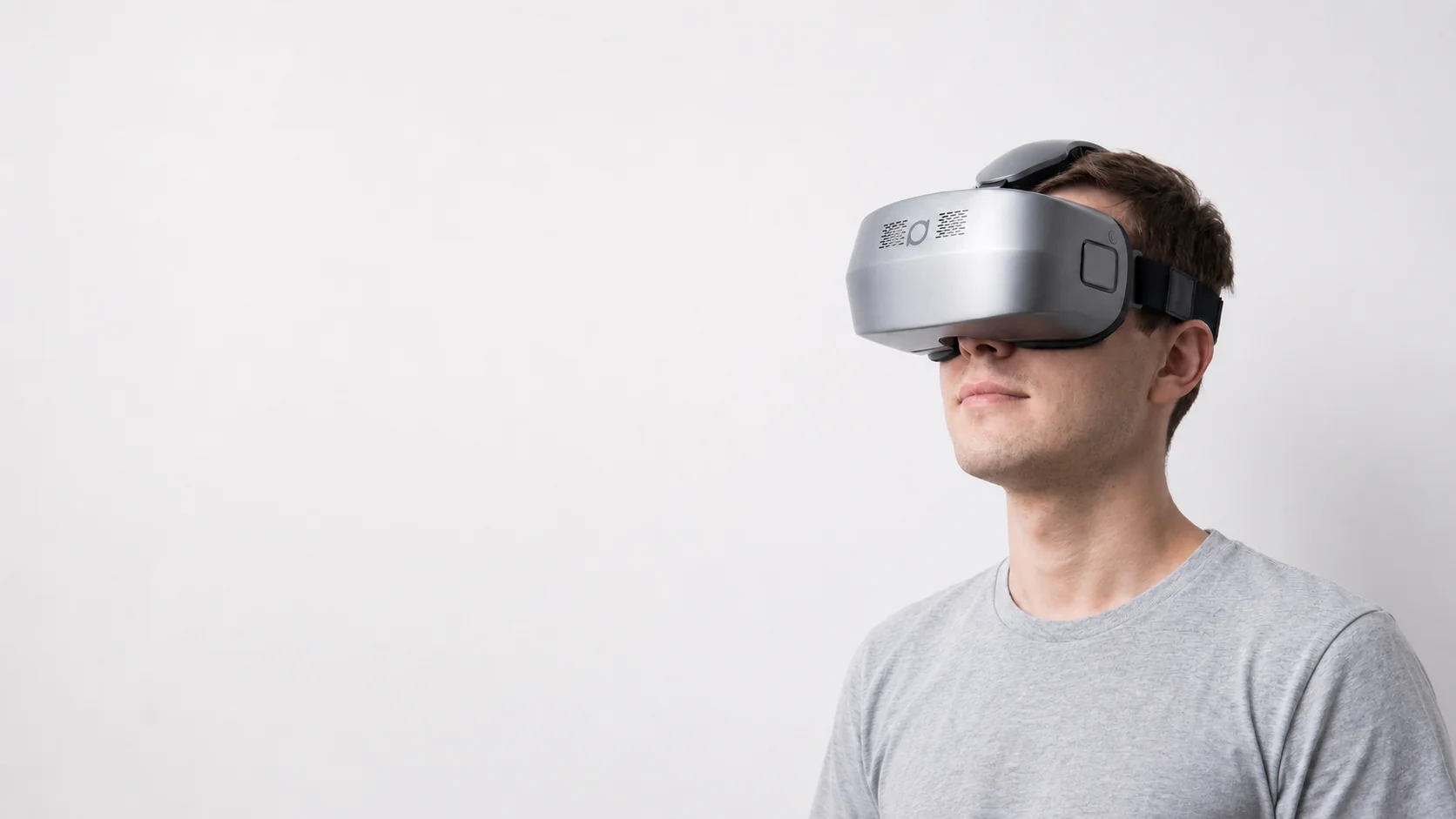 消费电子：游戏 VR 头显佩戴展示